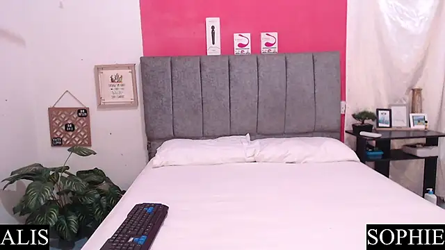 Sophie And Alis online show from January 31, 10:31 am