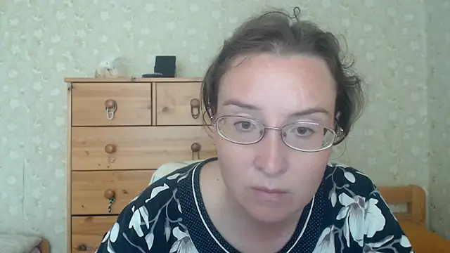 Snapshot of Smart_Rose chatting on June 18, 8:24 am Smart Rose online show from June 18, 8:24 am