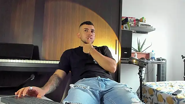 logan smith online show from April 5, 9:32 pm