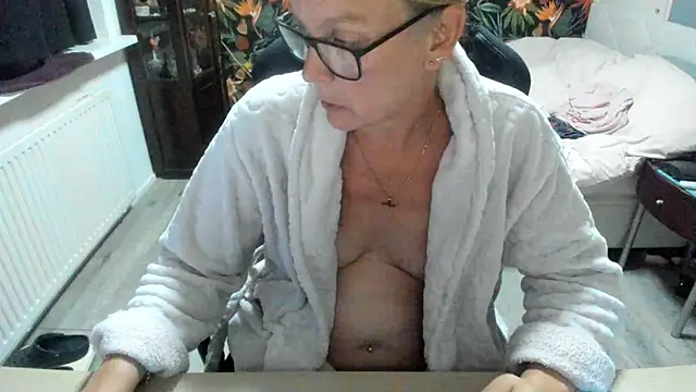 minoesje37 online show from September 10, 7:24 pm