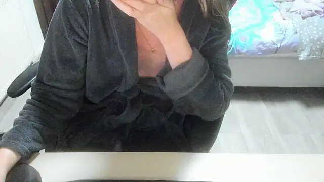 minoesje37 online show from January 8, 8:37 pm