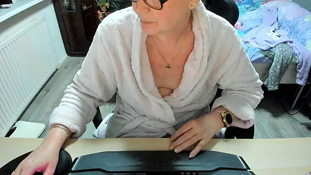 minoesje37 online show from March 2, 8:46 pm