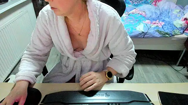 minoesje37 online show from March 3, 8:43 pm