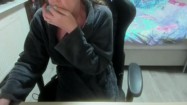 minoesje37 online show from March 8, 8:23 pm