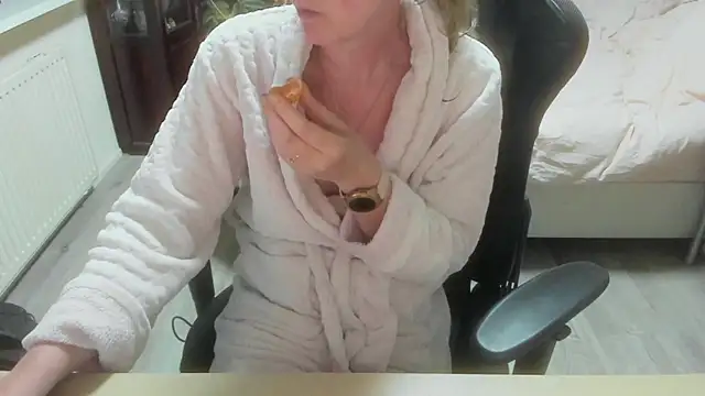 minoesje37 online show from March 22, 8:32 pm