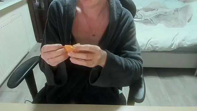 minoesje37 online show from April 5, 8:15 pm