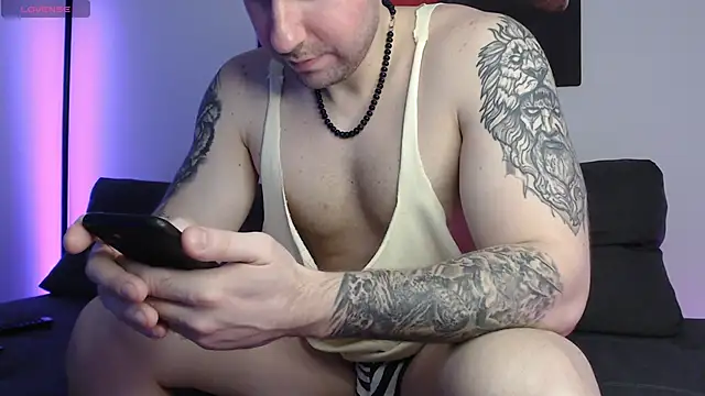 Snapshot of Lucky_Ly chatting on February 15, 8:11 am Lucky Ly online show from February 15, 8:11 am