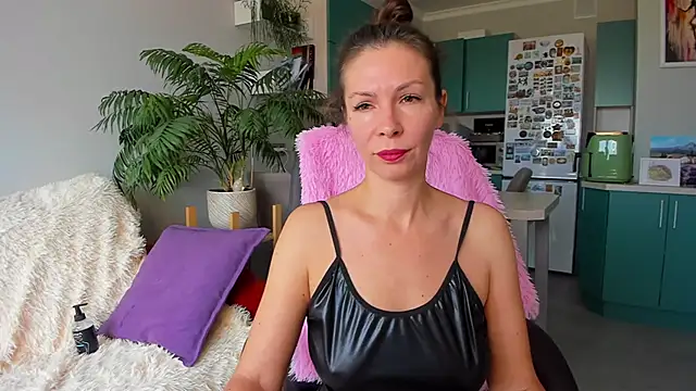 Snapshot of ChristinaGlory chatting on October 20, 9:21 am ChristinaGlory online show from October 20, 9:21 am