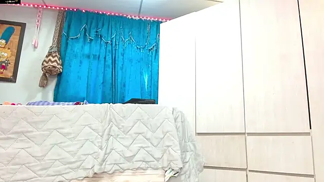 khloeHermaprodit3 online show from March 8, 8:23 pm