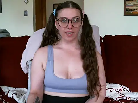 Snapshot of katie_kitten38 chatting on May 8, 4:00 pm katie kitten38 online show from May 8, 4:00 pm