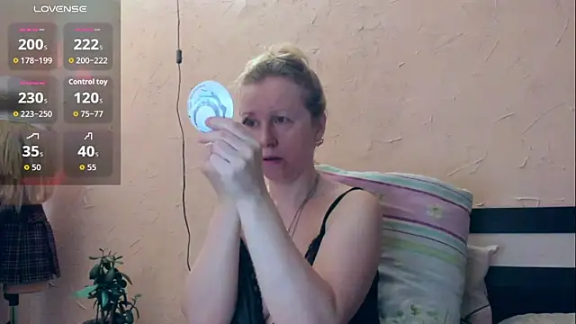I AM MILF online show from May 4, 7:11 am