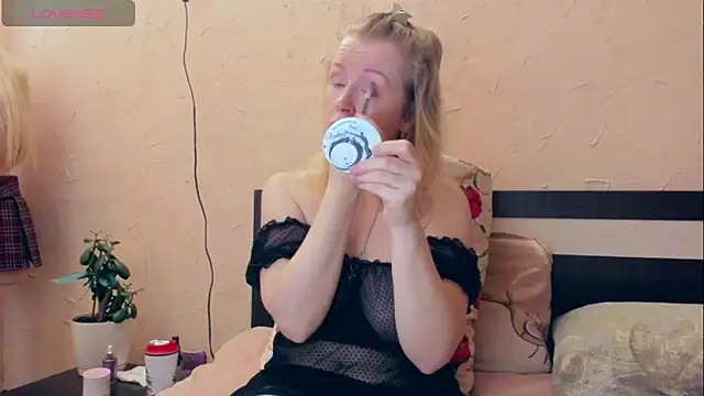 I AM MILF online show from April 16, 7:20 am