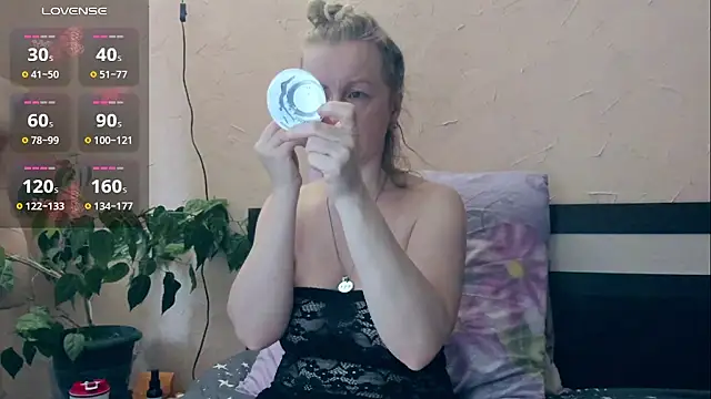 I AM MILF online show from March 5, 8:00 am