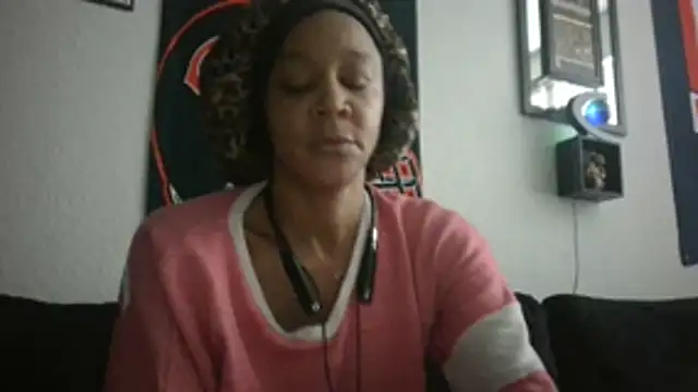 Snapshot of EnticingAaliyah chatting on July 16, 8:50 pm EnticingAaliyah online show from July 16, 8:50 pm