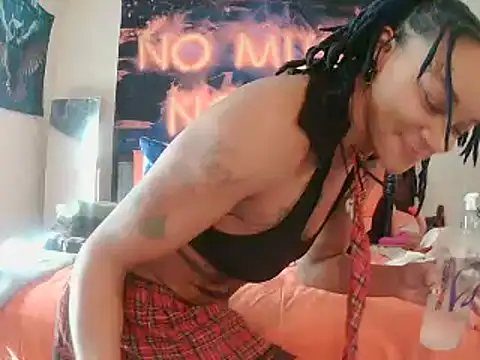 Snapshot of EnticingAaliyah chatting on March 3, 6:24 pm EnticingAaliyah online show from March 3, 6:24 pm