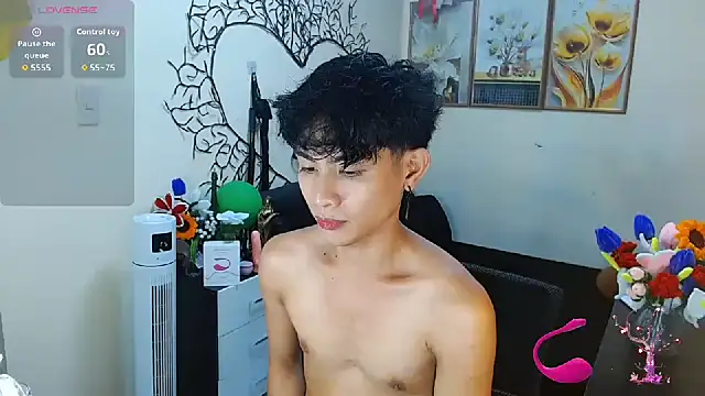 Snapshot of WildestTwink chatting on October 28, 2:16 pm WildestTwink online show from October 28, 2:16 pm