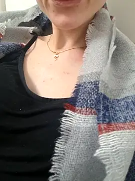 YogisticJuli666 online show from November 17, 8:40 am