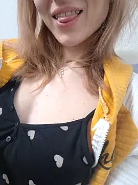 YogisticJuli666 online show from November 7, 5:23 am