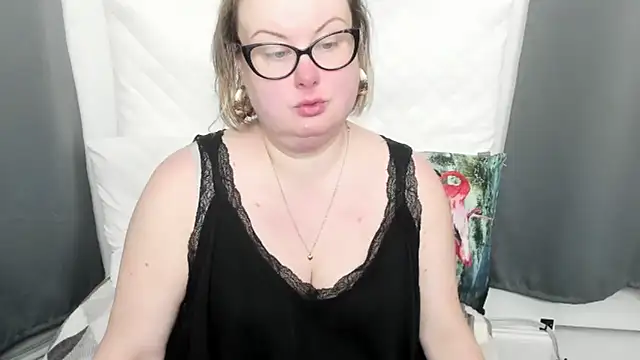 Snapshot of dirtyBonnie chatting on February 3, 4:43 am dirtyBonnie online show from February 3, 4:43 am