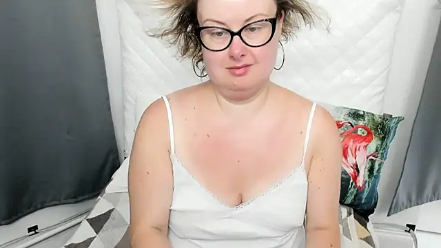 Snapshot of dirtyBonnie chatting on July 18, 9:51 am dirtyBonnie online show from July 18, 9:51 am