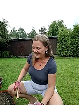 Snapshot of SwedishJennifer chatting on June 4, 4:33 pm SwedishJennifer online show from June 4, 4:33 pm