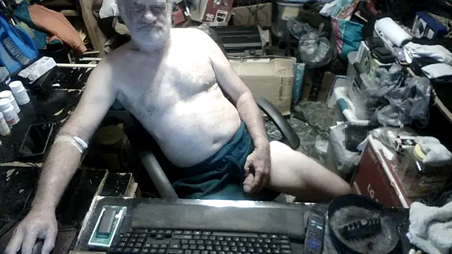 Snapshot of russtee chatting on October 6, 7:25 pm russtee online show from October 6, 7:25 pm