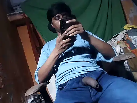 Snapshot of desiboy1101 chatting on May 28, 1:50 pm desiboy1101 online show from May 28, 1:50 pm