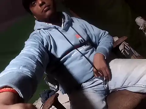 Snapshot of desiboy1101 chatting on December 18, 1:26 pm desiboy1101 online show from December 18, 1:26 pm