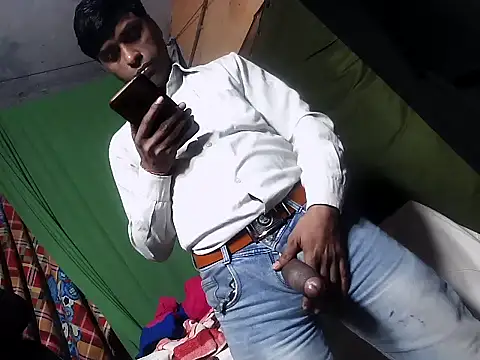 Snapshot of desiboy1101 chatting on January 29, 3:33 am desiboy1101 online show from January 29, 3:33 am