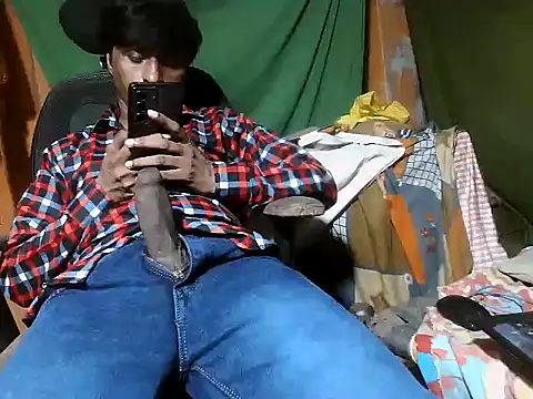 Snapshot of desiboy1101 chatting on June 3, 2:18 pm desiboy1101 online show from June 3, 2:18 pm