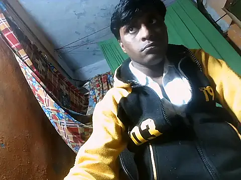 Snapshot of desiboy1101 chatting on February 26, 1:43 pm desiboy1101 online show from February 26, 1:43 pm