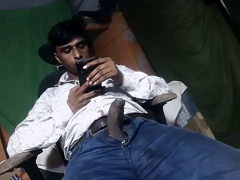 Snapshot of desiboy1101 chatting on September 30, 1:17 pm desiboy1101 online show from September 30, 1:17 pm