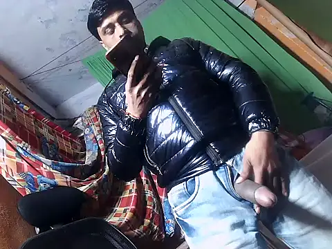 Snapshot of desiboy1101 chatting on February 5, 3:34 am desiboy1101 online show from February 5, 3:34 am