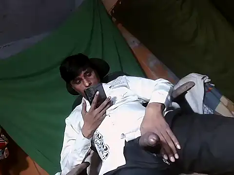 Snapshot of desiboy1101 chatting on November 12, 2:21 pm desiboy1101 online show from November 12, 2:21 pm