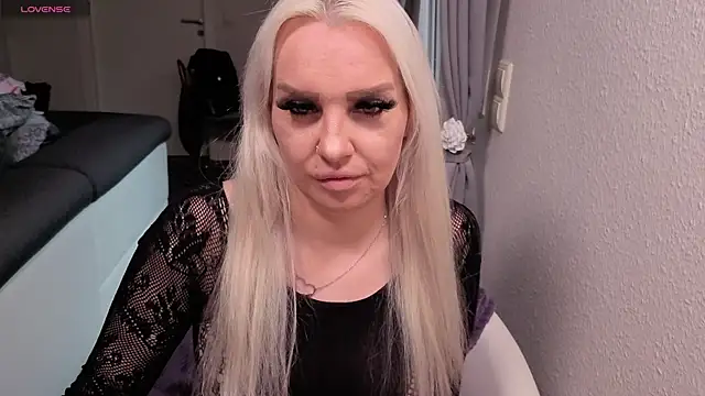 Snapshot of MIA-XXX chatting on July 1, 6:25 am MIA-XXX online show from July 1, 6:25 am