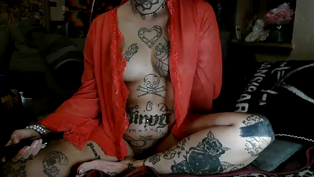 Snapshot of RoxxyInk chatting on October 5, 9:16 pm RoxxyInk online show from October 5, 9:16 pm