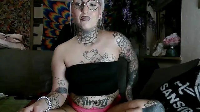 Snapshot of RoxxyInk chatting on October 15, 10:40 pm RoxxyInk online show from October 15, 10:40 pm