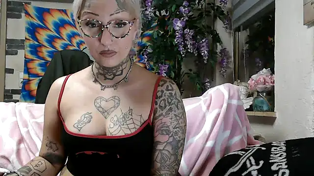 Snapshot of RoxxyInk chatting on October 19, 9:28 pm RoxxyInk online show from October 19, 9:28 pm