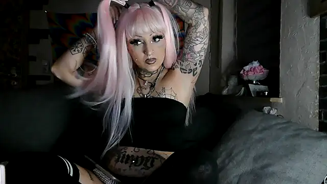 Snapshot of RoxxyInk chatting on January 22, 11:10 pm RoxxyInk online show from January 22, 11:10 pm