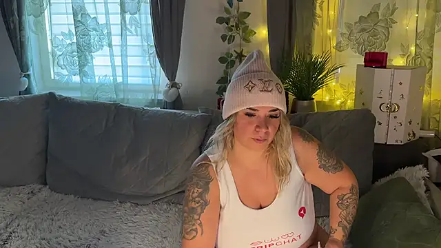 Snapshot of Monageil chatting on November 23, 10:03 am Monageil online show from November 23, 10:03 am