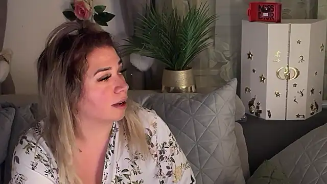 Snapshot of Monageil chatting on November 11, 8:03 pm Monageil online show from November 11, 8:03 pm