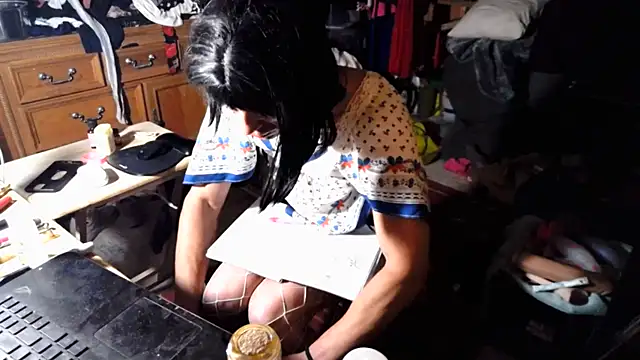sissyvee online show from June 9, 5:30 am