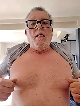 Snapshot of Corref chatting on February 25, 11:32 am Corref online show from February 25, 11:32 am