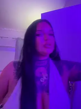 Snapshot of _MelinaCurves_ chatting on November 9, 10:14 pm MelinaCurves online show from November 9, 10:14 pm