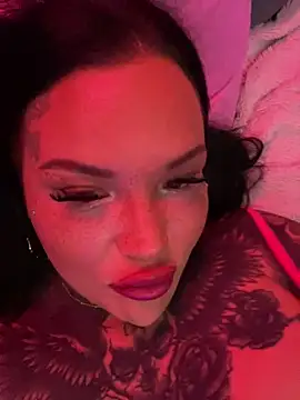 Snapshot of _MelinaCurves_ chatting on October 28, 8:41 pm MelinaCurves online show from October 28, 8:41 pm