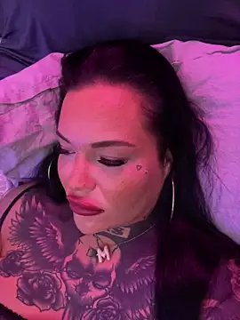 Snapshot of _MelinaCurves_ chatting on December 4, 11:37 pm MelinaCurves online show from December 4, 11:37 pm