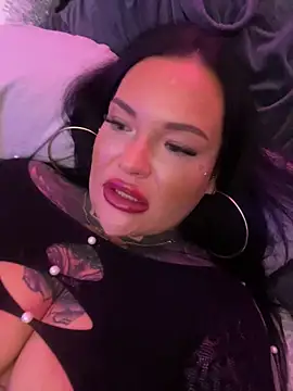 Snapshot of _MelinaCurves_ chatting on November 13, 8:24 pm MelinaCurves online show from November 13, 8:24 pm