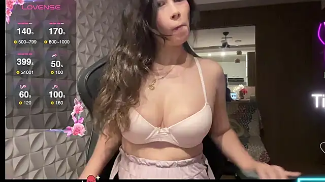 Leilacharlotte online show from February 12, 8:08 pm