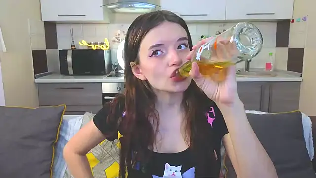 Snapshot of Naughty_Alice chatting on February 5, 12:17 pm Naughty Alice online show from February 5, 12:17 pm