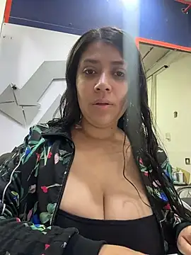 Snapshot of emilyjohanson chatting on July 21, 4:41 pm emilyjohanson online show from July 21, 4:41 pm